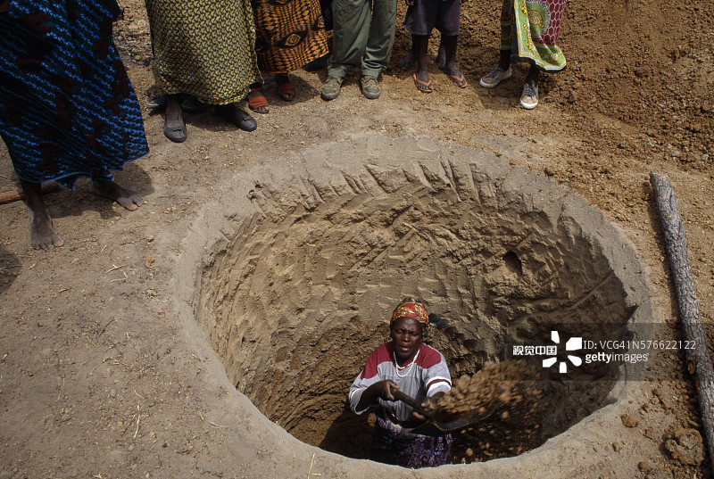 在赞比亚挖井图片素材