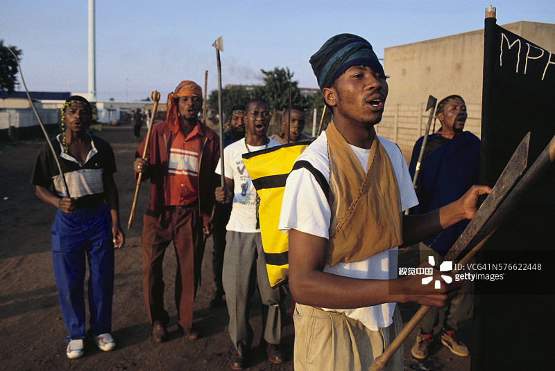 等待袭击的非洲人国民大会青年图片素材