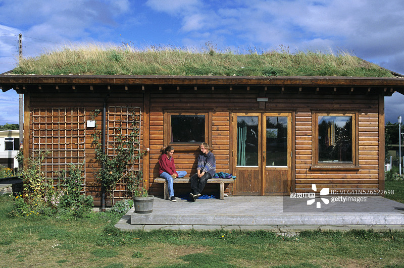 苏格兰Findhorn生态村的草屋顶小屋图片素材