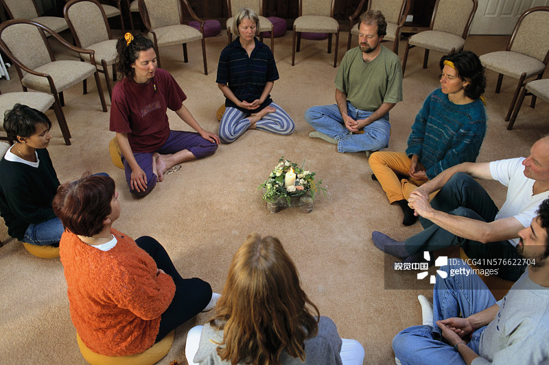 在苏格兰芬德霍恩生态村的团体冥想图片素材