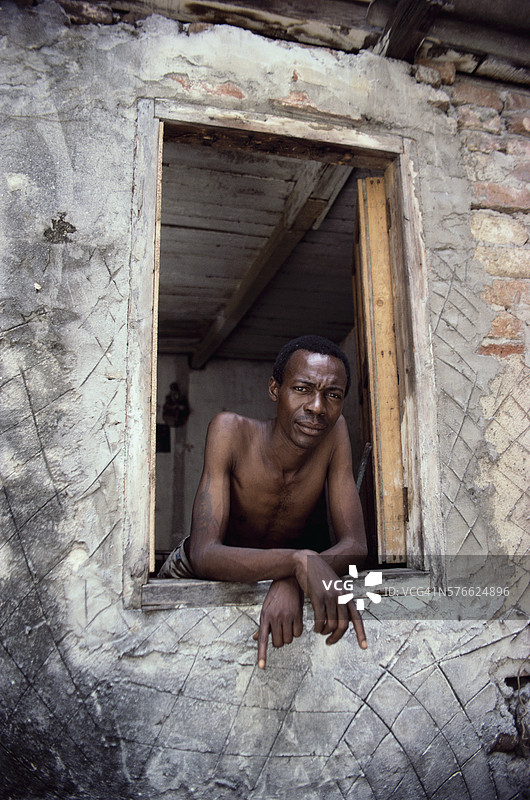 窗户里的男人图片素材