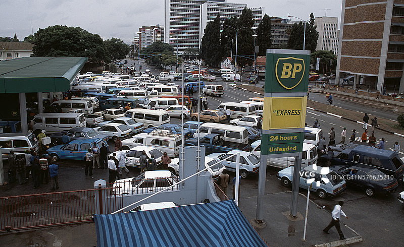 津巴布韦燃油短缺期间等待加油的汽车图片素材