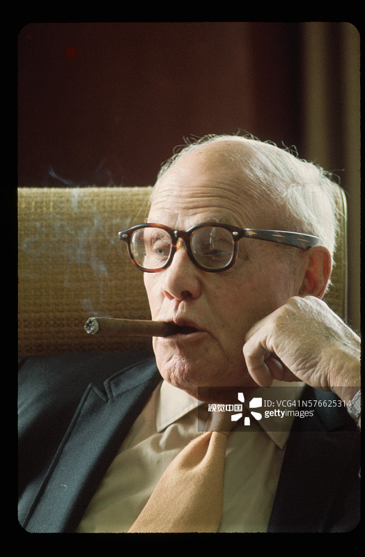 乔治·米尼抽雪茄图片素材