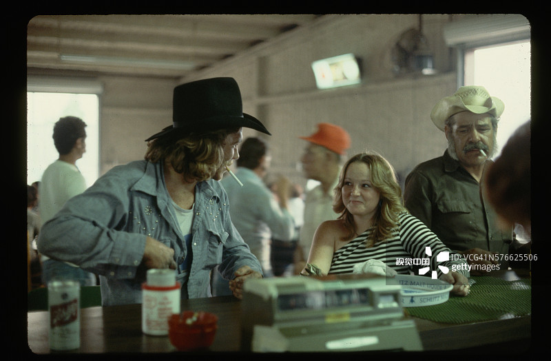 在德克萨斯酒吧的女服务员和牛仔图片素材