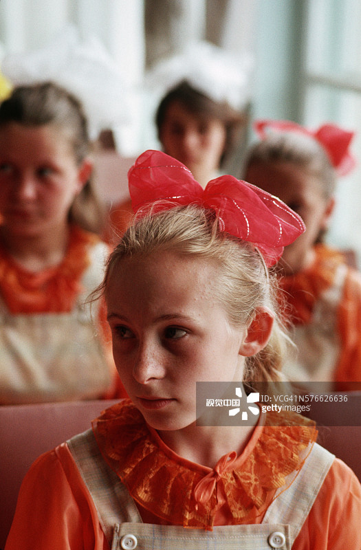 系着发带的苏联女学生图片素材