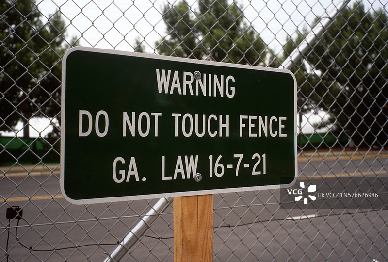 链条围栏上的警告标志图片素材