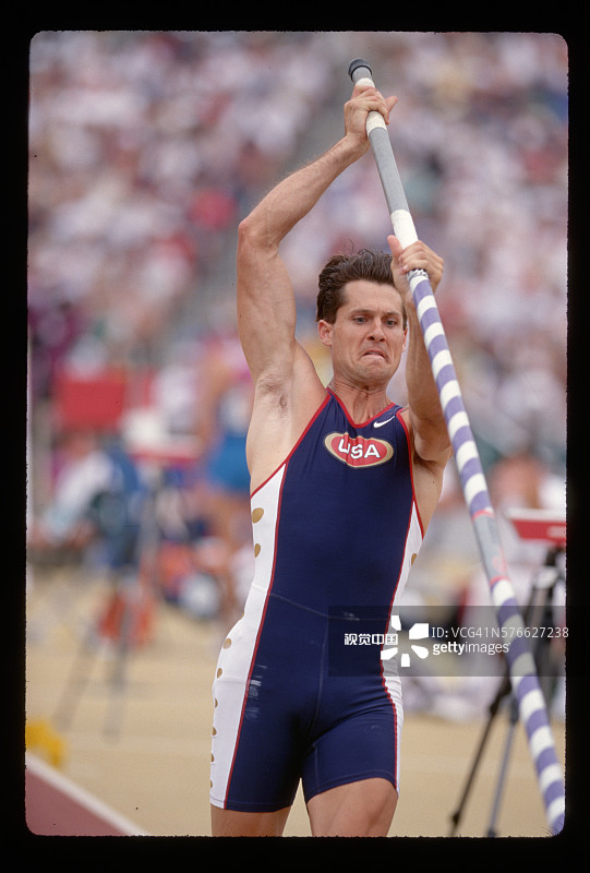 撑杆跳运动员接近横杆图片素材