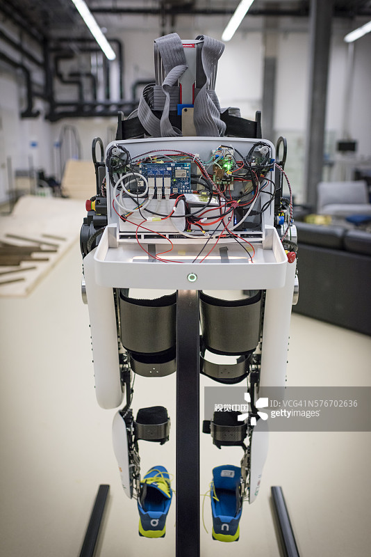 在苏黎世联邦理工学院的研究实验室里试验电动外骨骼Varileg图片素材