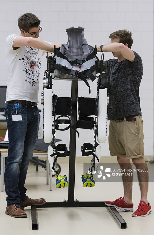 在苏黎世联邦理工学院的研究实验室里试验电动外骨骼Varileg图片素材