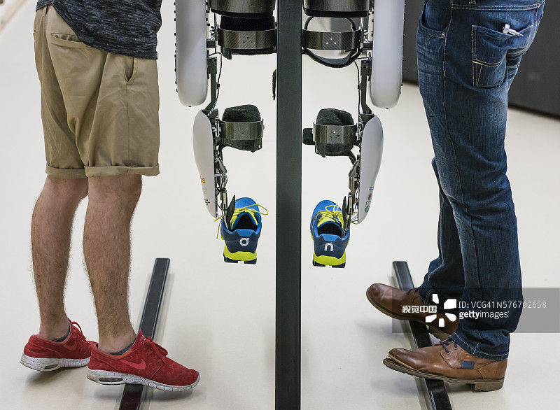 在苏黎世联邦理工学院的研究实验室里试验电动外骨骼Varileg图片素材