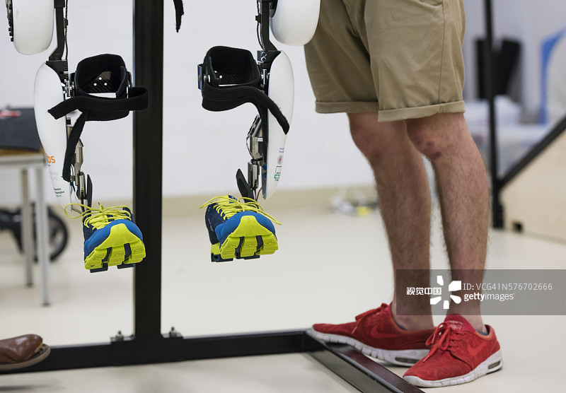 在苏黎世联邦理工学院的研究实验室里试验电动外骨骼Varileg图片素材