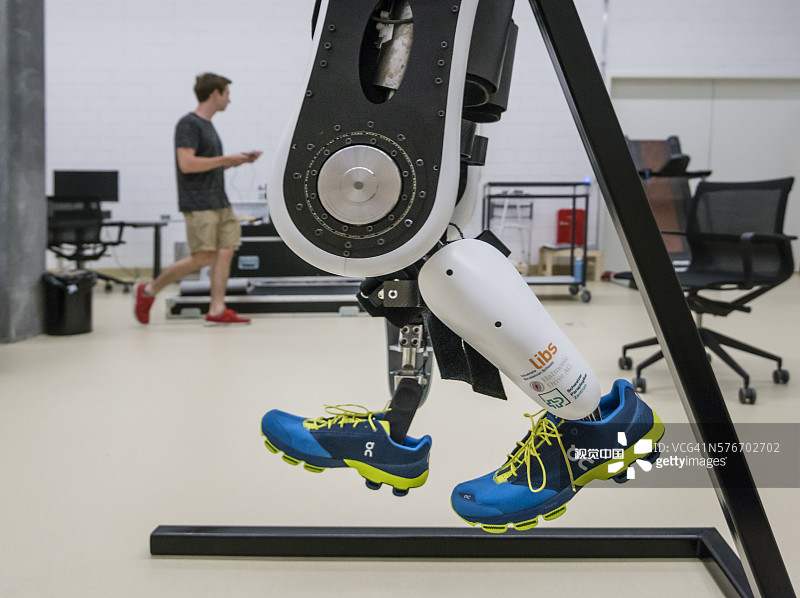 在苏黎世联邦理工学院的研究实验室里试验电动外骨骼Varileg图片素材