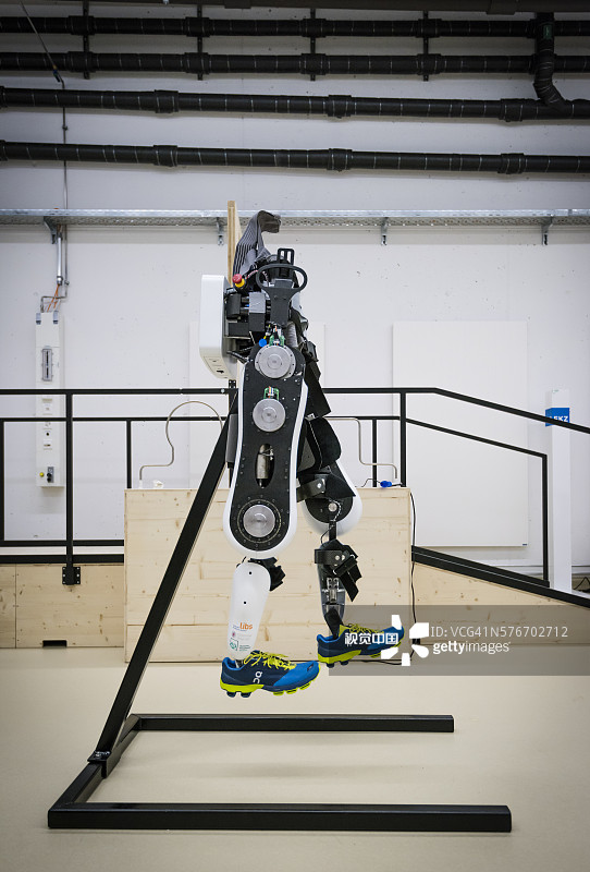 在苏黎世联邦理工学院的研究实验室里试验电动外骨骼Varileg图片素材