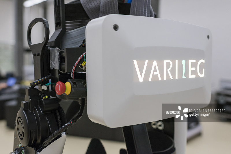 在苏黎世联邦理工学院的研究实验室里试验电动外骨骼Varileg图片素材