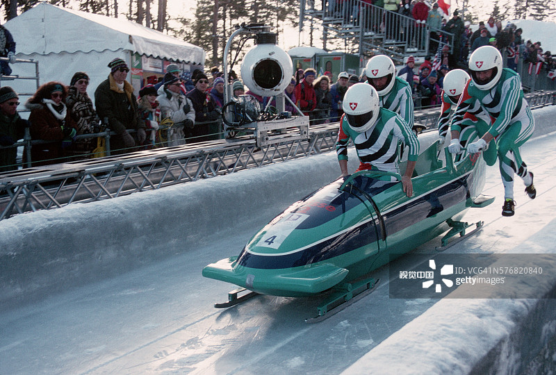 瑞士雪橇队起跑瞬间图片素材