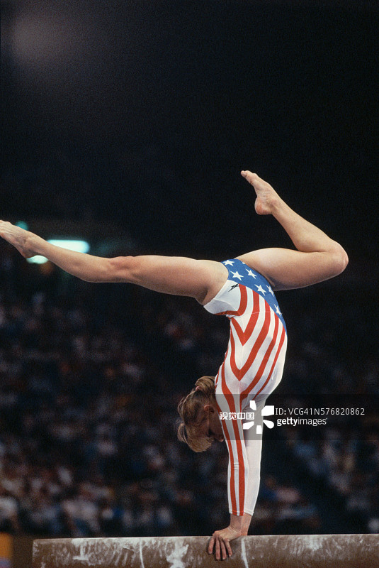 凯西·约翰逊参加平衡木比赛图片素材
