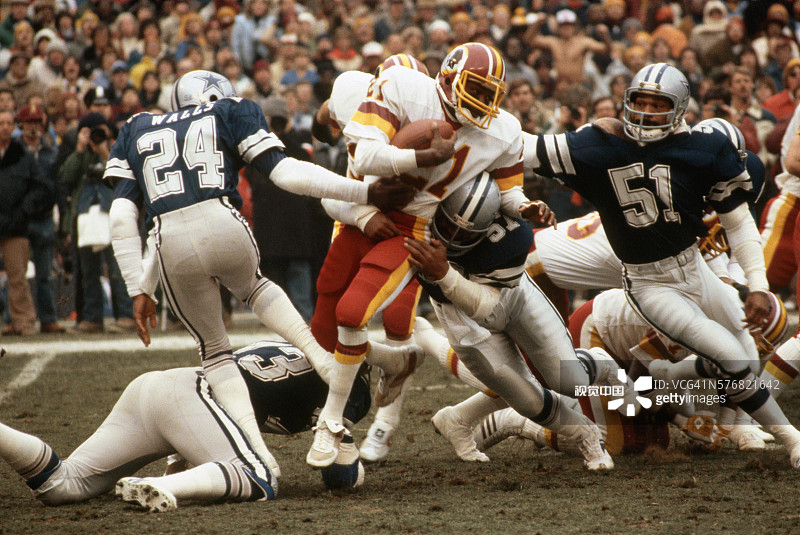 牛仔队球员擒抱红皮队跑锋图片素材