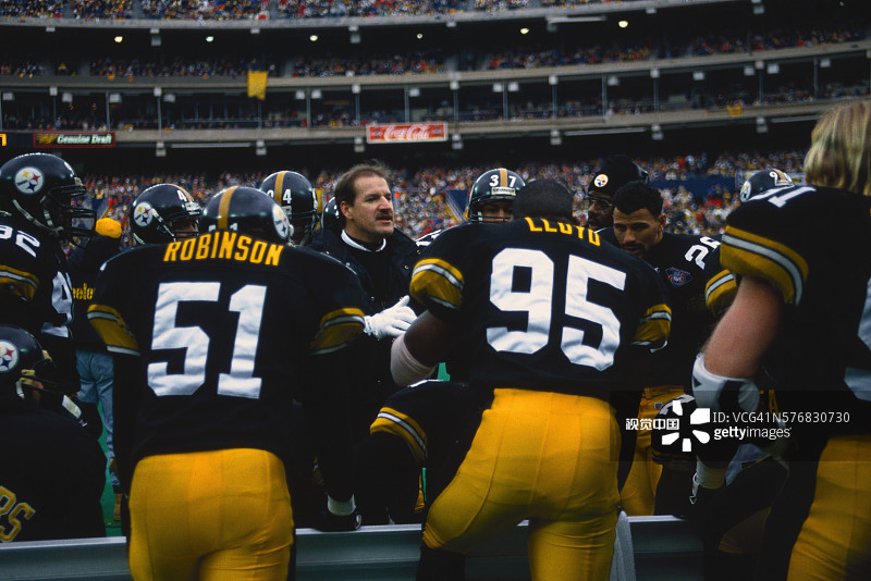 匹兹堡钢人队队员聚集在主教练周围图片素材