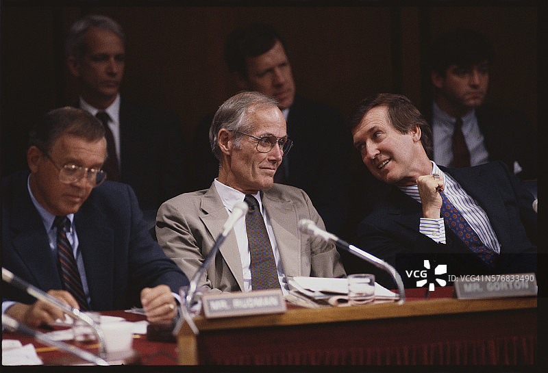 男人与戈顿参议员交谈图片素材