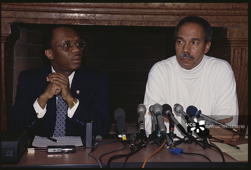 活动家兰德尔·罗宾逊和海地总统阿里斯蒂德在新闻发布会上图片素材