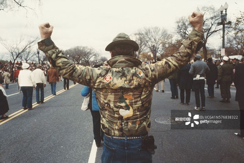 越南老兵举起手臂图片素材