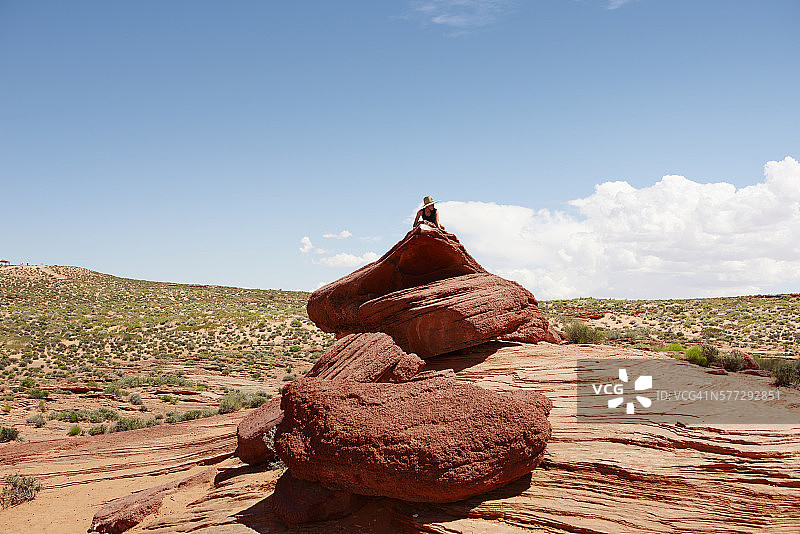 坐在大石头上的女孩图片素材