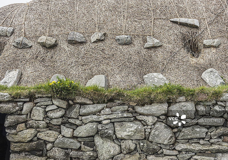阿诺尔的传统茅草黑屋图片素材