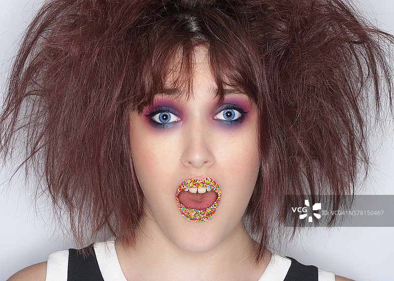 头发凌乱，面露惊讶的女人图片素材