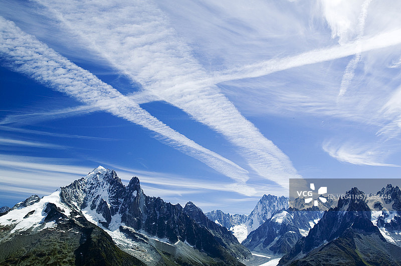 霞慕尼冰海冰川上的飞机凝结尾迹图片素材