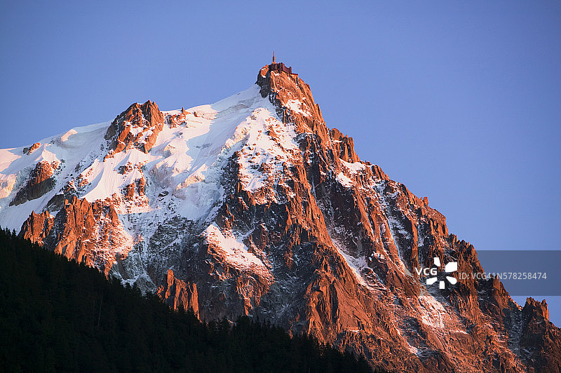 法国霞慕尼的南针峰日落美景图片素材