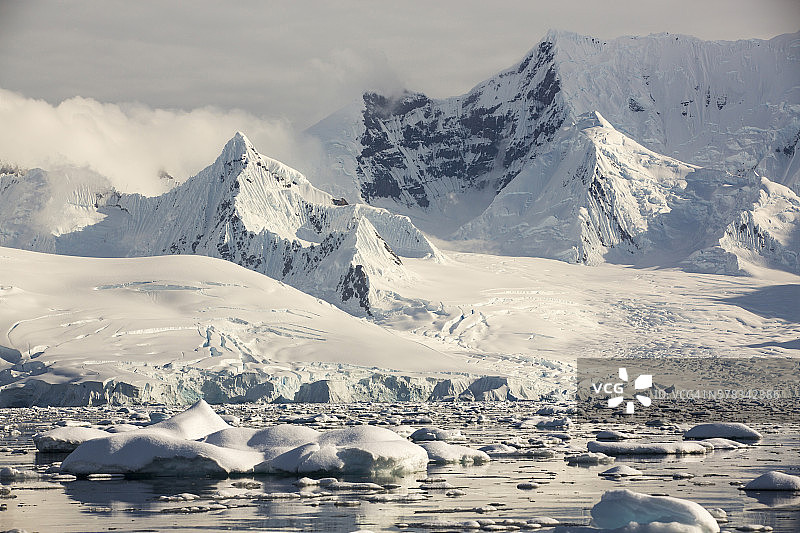 分隔帕默群岛与南极半岛的格尔拉什海峡，位于安弗斯岛附近。南极半岛是地球上变暖最快的地区之一图片素材