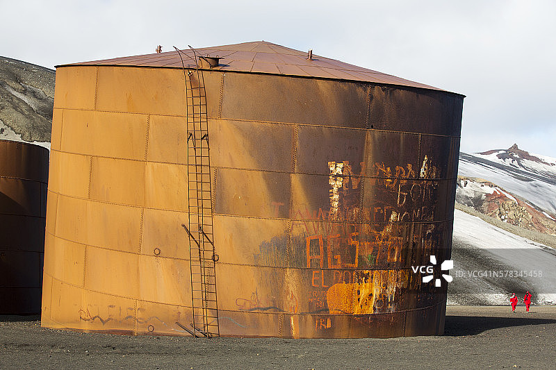 南设得兰群岛欺骗岛上的废弃捕鲸站，位于南极半岛附近的一个活火山臼中图片素材
