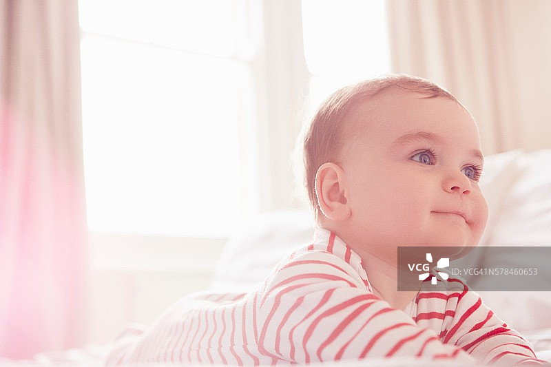 躺在床上的男婴图片素材