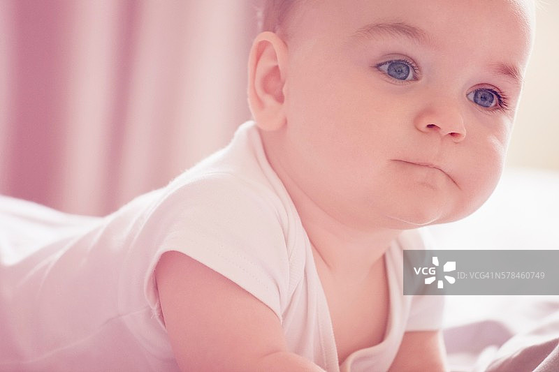 躺在床上的男婴图片素材