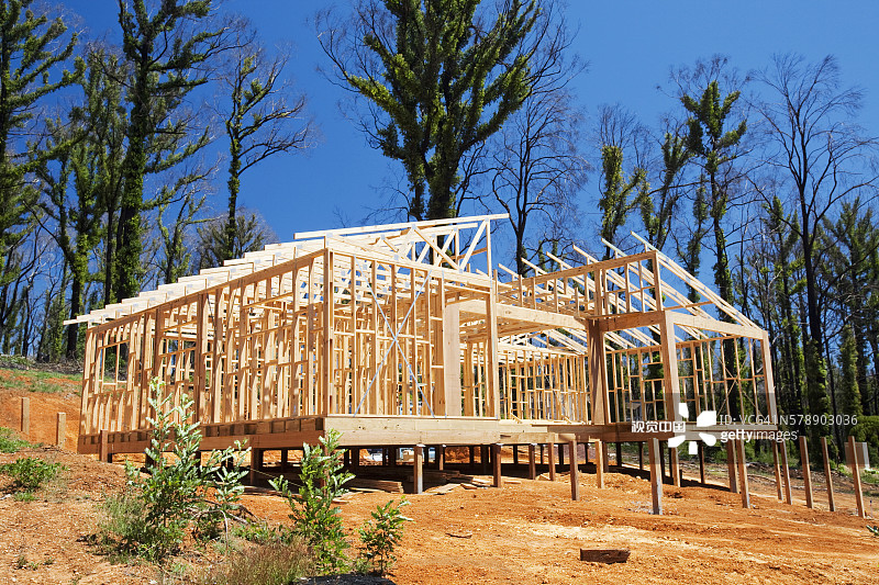 在维多利亚州2009年澳大利亚丛林大火中受灾最严重的马里斯维尔重建图片素材