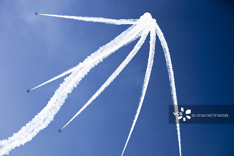 英国温德米尔航展：英国皇家空军红箭飞行表演队飞越湖区图片素材