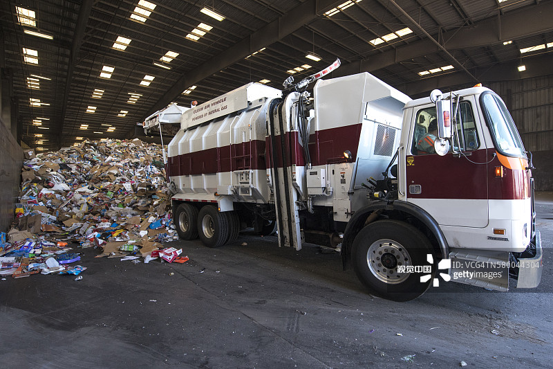 垃圾车在回收厂卸载回收材料图片素材