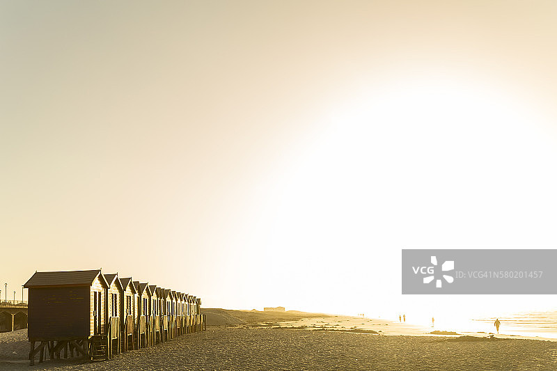 开普敦Muizenberg海滩的日出和海滩小屋图片素材