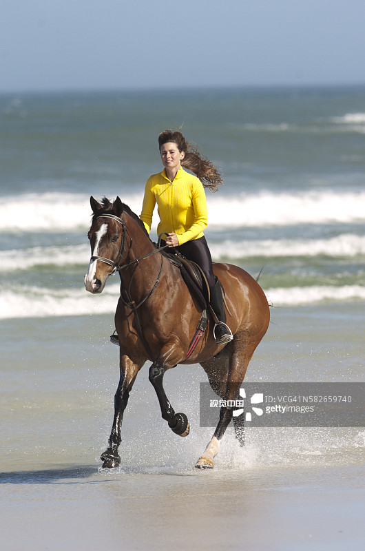 海滩骑行图片素材