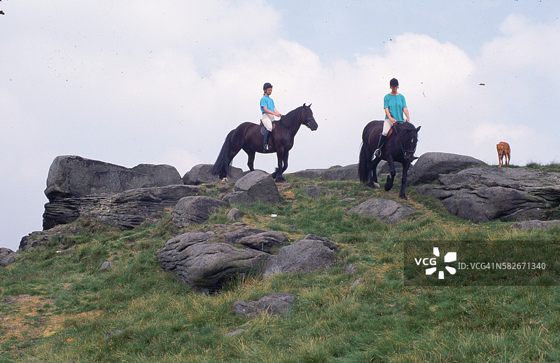 人们骑着戴尔马。图片素材