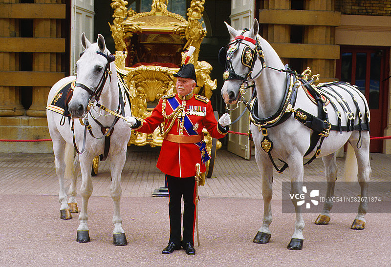 约翰·米勒爵士与马和金色马车图片素材