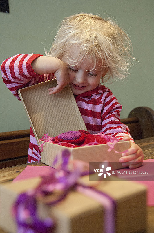 小女孩打开礼物图片素材
