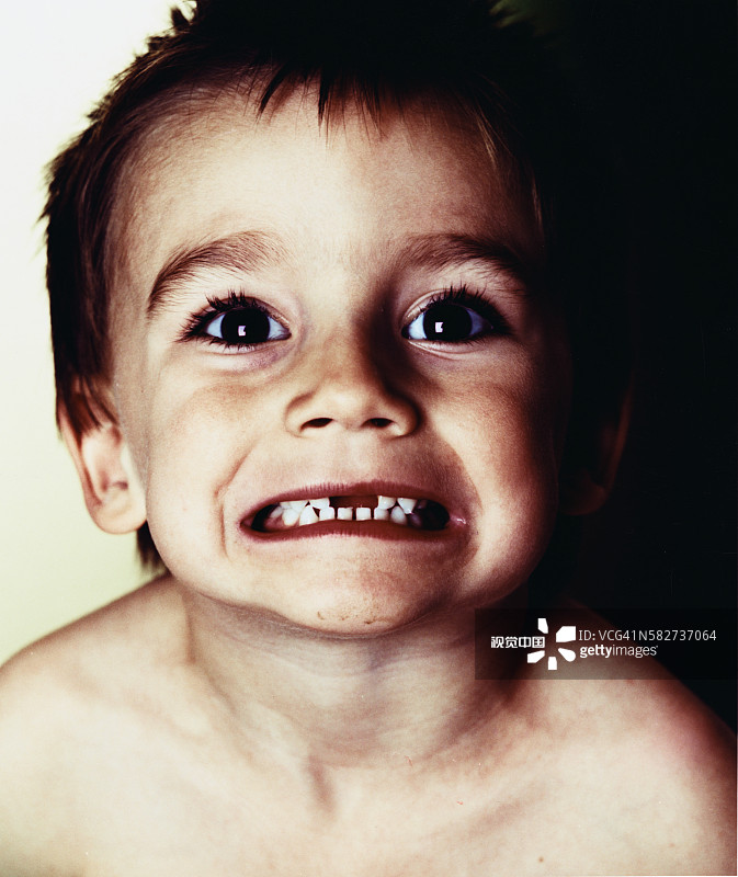 做鬼脸的男孩图片素材