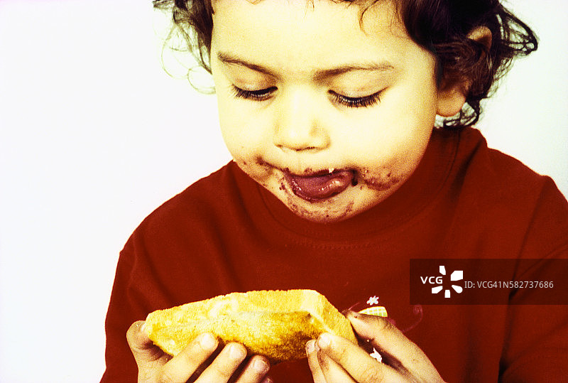 吃吐司和果酱的儿童图片素材