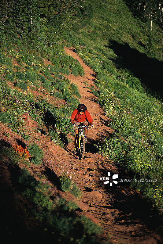 在泥土小路上骑自行车的人图片素材