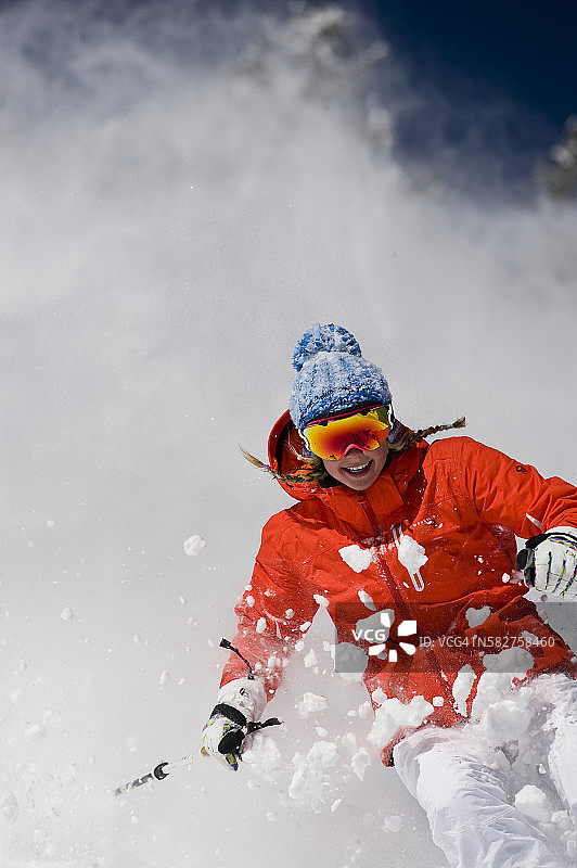 在犹他州阿尔塔滑雪的女人图片素材