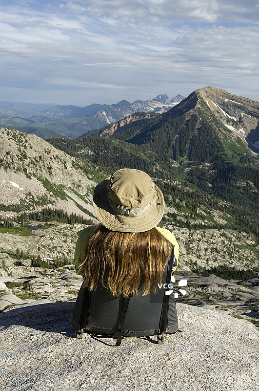 徒步旅行者眺望群山图片素材