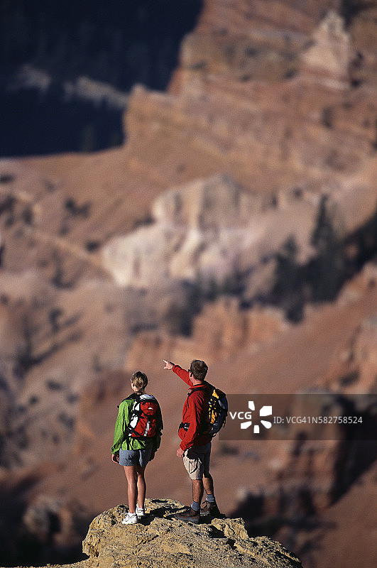 站在山顶上的登山者图片素材