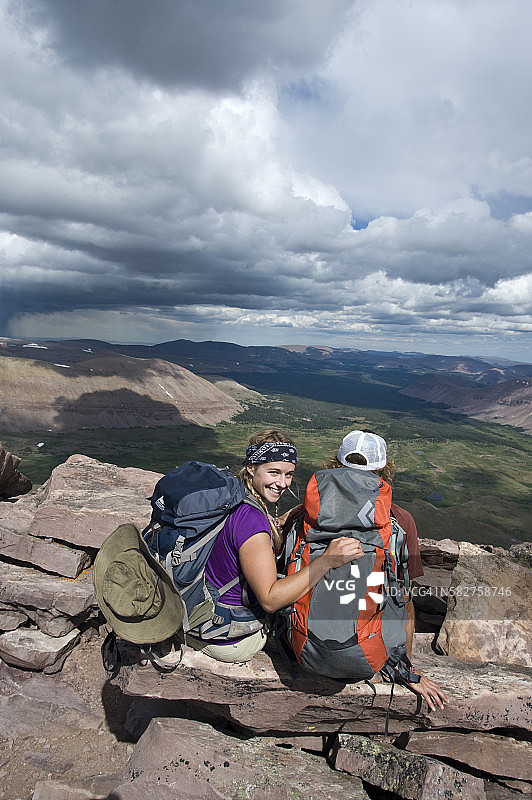 情侣在犹他州国王峰顶图片素材