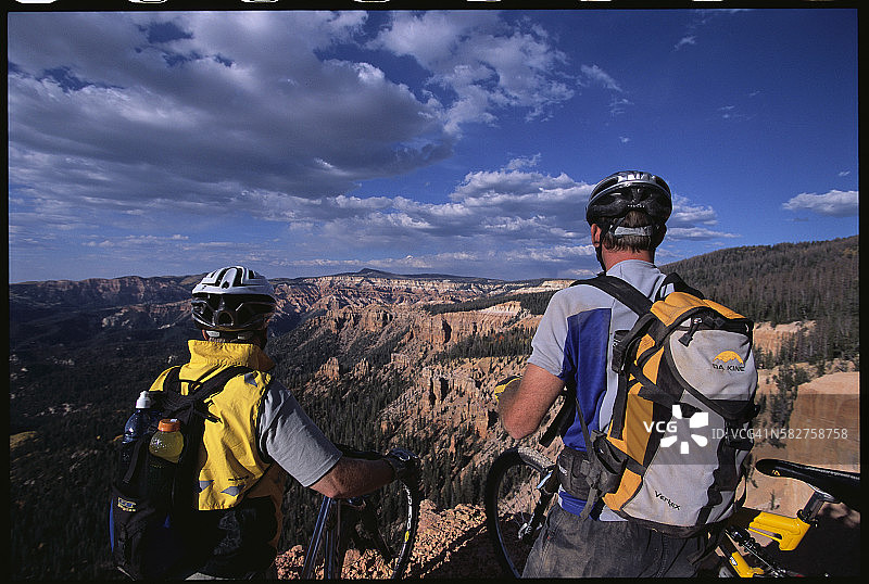 山地自行车骑行者俯瞰锡达布雷克斯国家纪念地图片素材